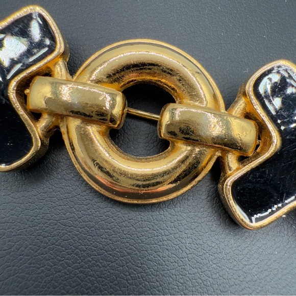 Pretty Black and Gold Tone XOX Hugs and Kisses Brooch - Picture 4 of 9
